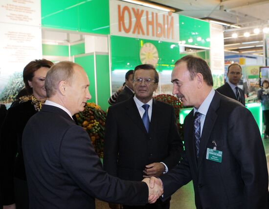 Vladimir Putin visits "Golden Autumn" exhibition