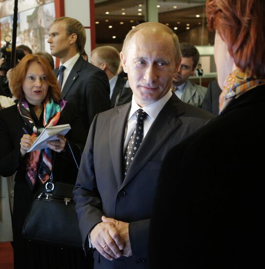 Vladimir Putin visits "Golden Autumn" exhibition