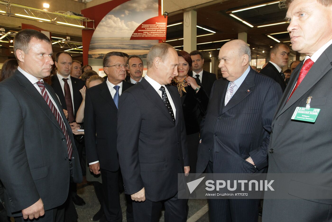 Vladimir Putin visits "Golden Autumn" exhibition
