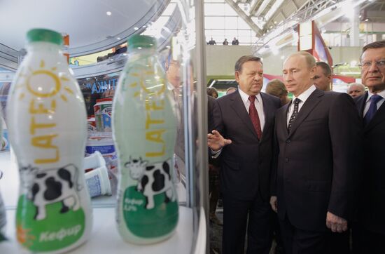 Vladimir Putin visits "Golden Autumn" exhibition