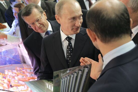 Vladimir Putin visits "Golden Autumn" exhibition
