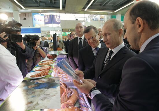 Vladimir Putin visits "Golden Autumn" exhibition