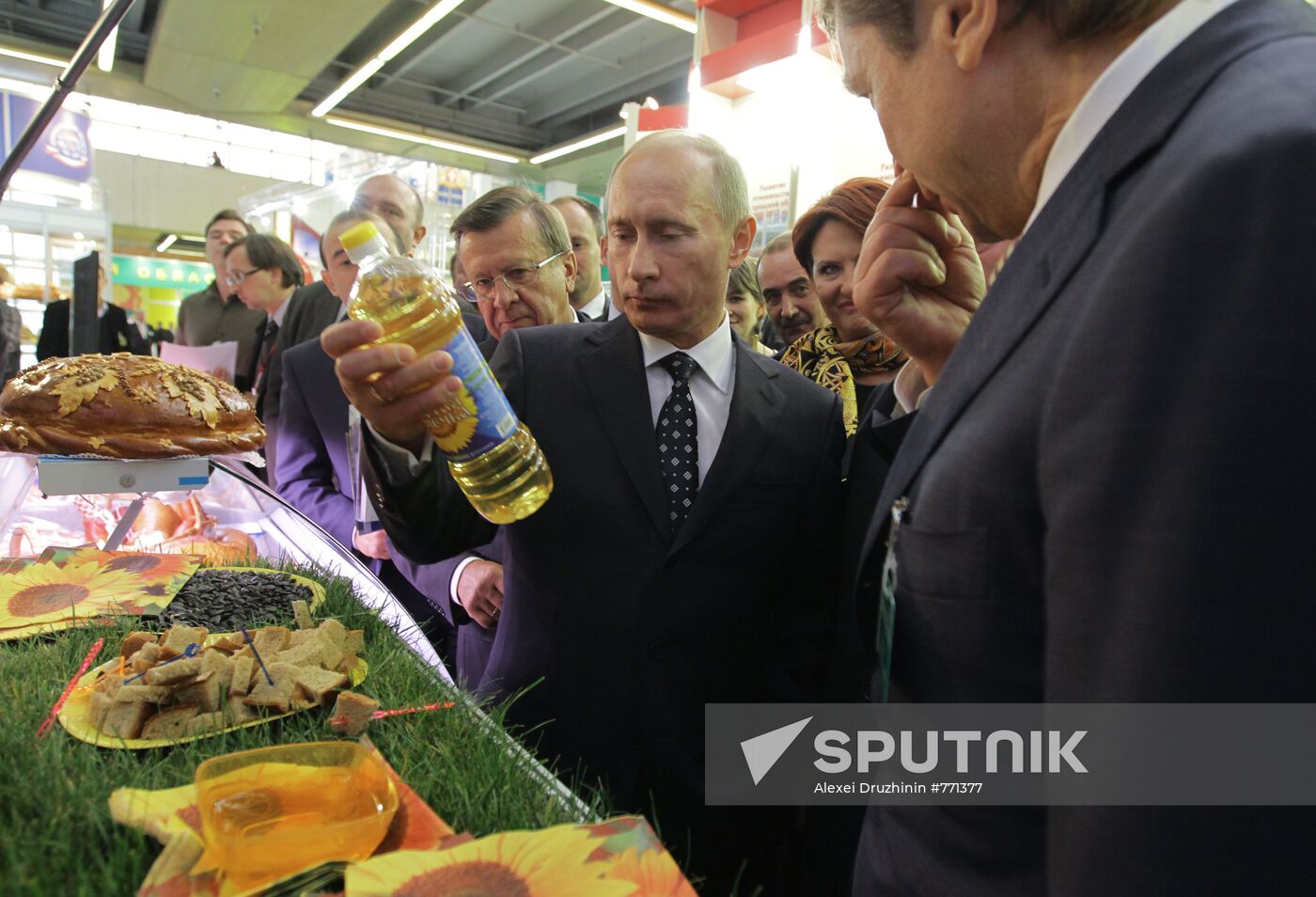 Vladimir Putin visits "Golden Autumn" exhibition
