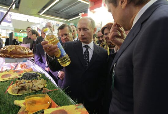 Vladimir Putin visits "Golden Autumn" exhibition