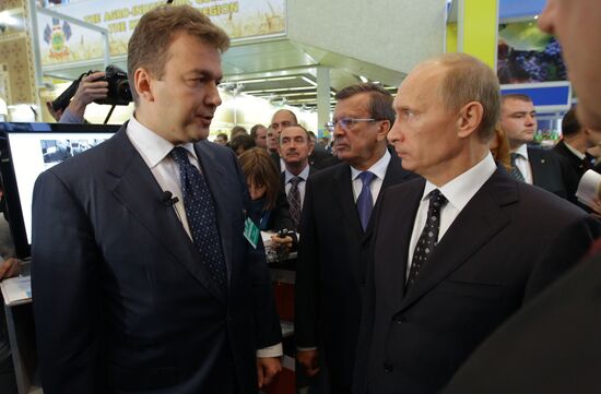 Vladimir Putin visits "Golden Autumn" exhibition