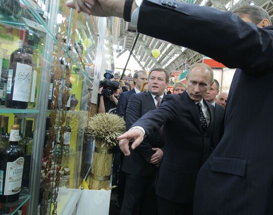 Vladimir Putin visits "Golden Autumn" exhibition