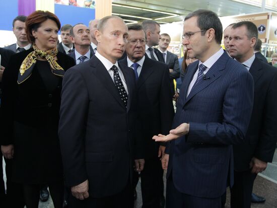 Vladimir Putin visits Golden Autumn exhibition