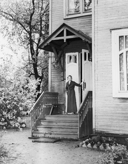 Frame from motion picture "Anna and commander"