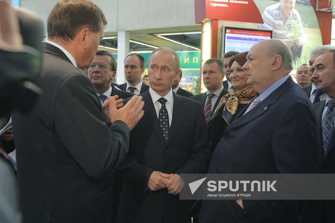 Vladimir Putin visits "Golden Autumn" exhibition