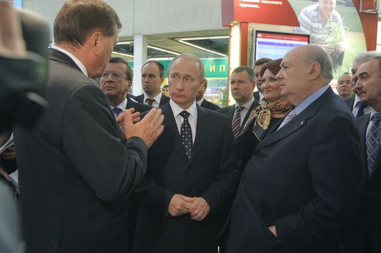 Vladimir Putin visits "Golden Autumn" exhibition
