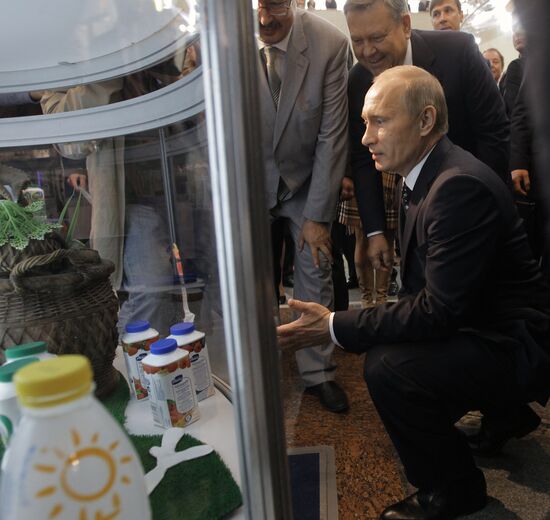 Vladimir Putin visits "Golden Autumn" exhibition