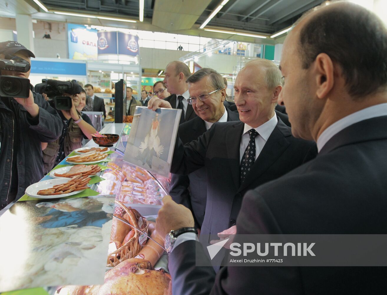 Vladimir Putin visits "Golden Autumn" exhibition