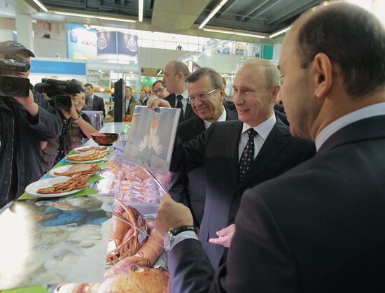 Vladimir Putin visits "Golden Autumn" exhibition