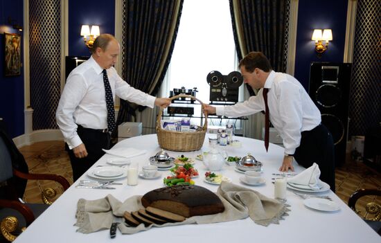 President Medvedev meets with Prime Minister Putin