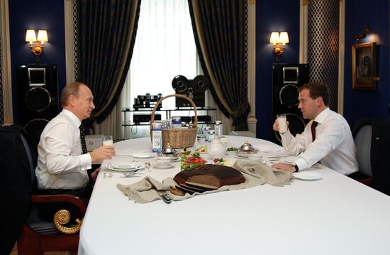 President Medvedev meets with Prime Minister Putin