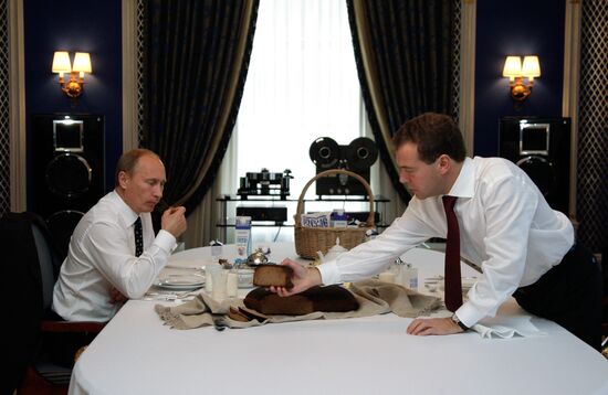 President Medvedev meets with Prime Minister Putin