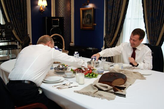 President Medvedev meets with Prime Minister Putin