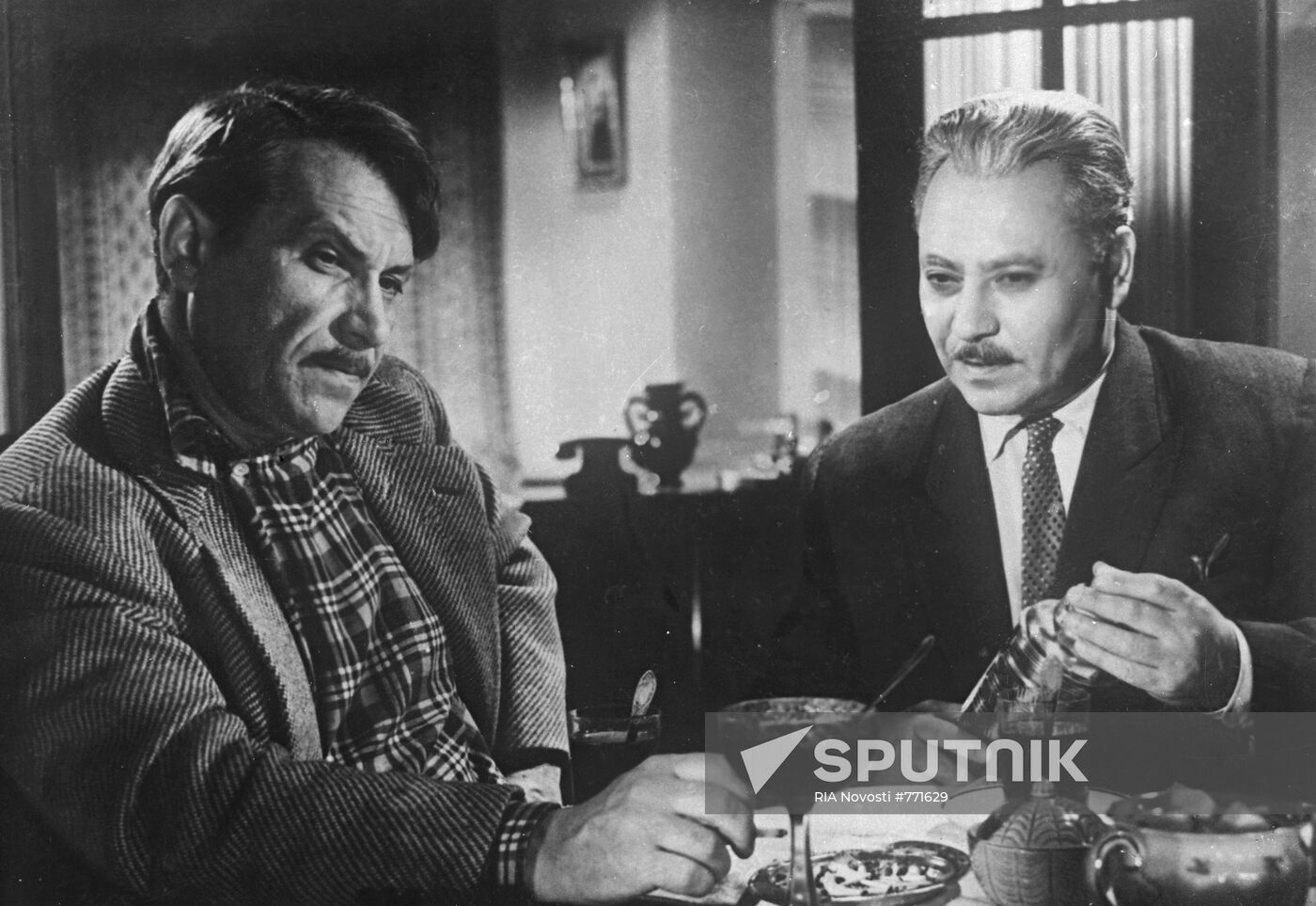 Mark Bernes and Lev Sverdlin in movie Night Patrol