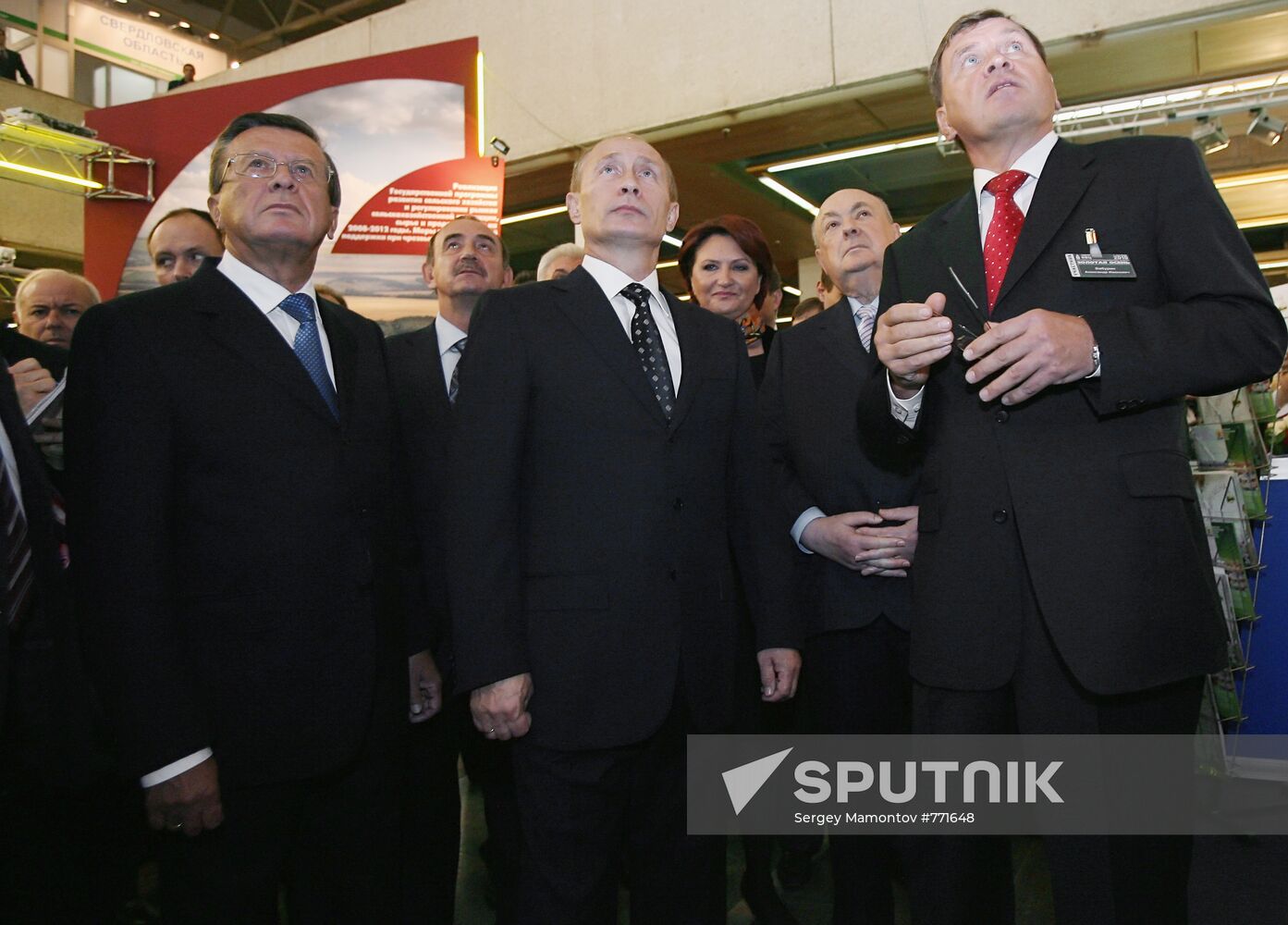 Vladimir Putin visits Golden Autumn exhibition