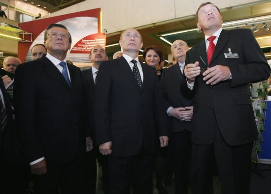 Vladimir Putin visits Golden Autumn exhibition