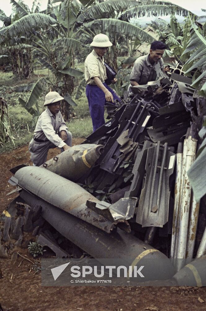 Containers of pellet bombs
