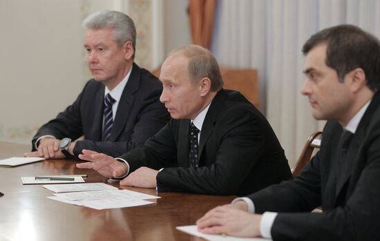 Vladimir Putin meets with United Russia party leadership