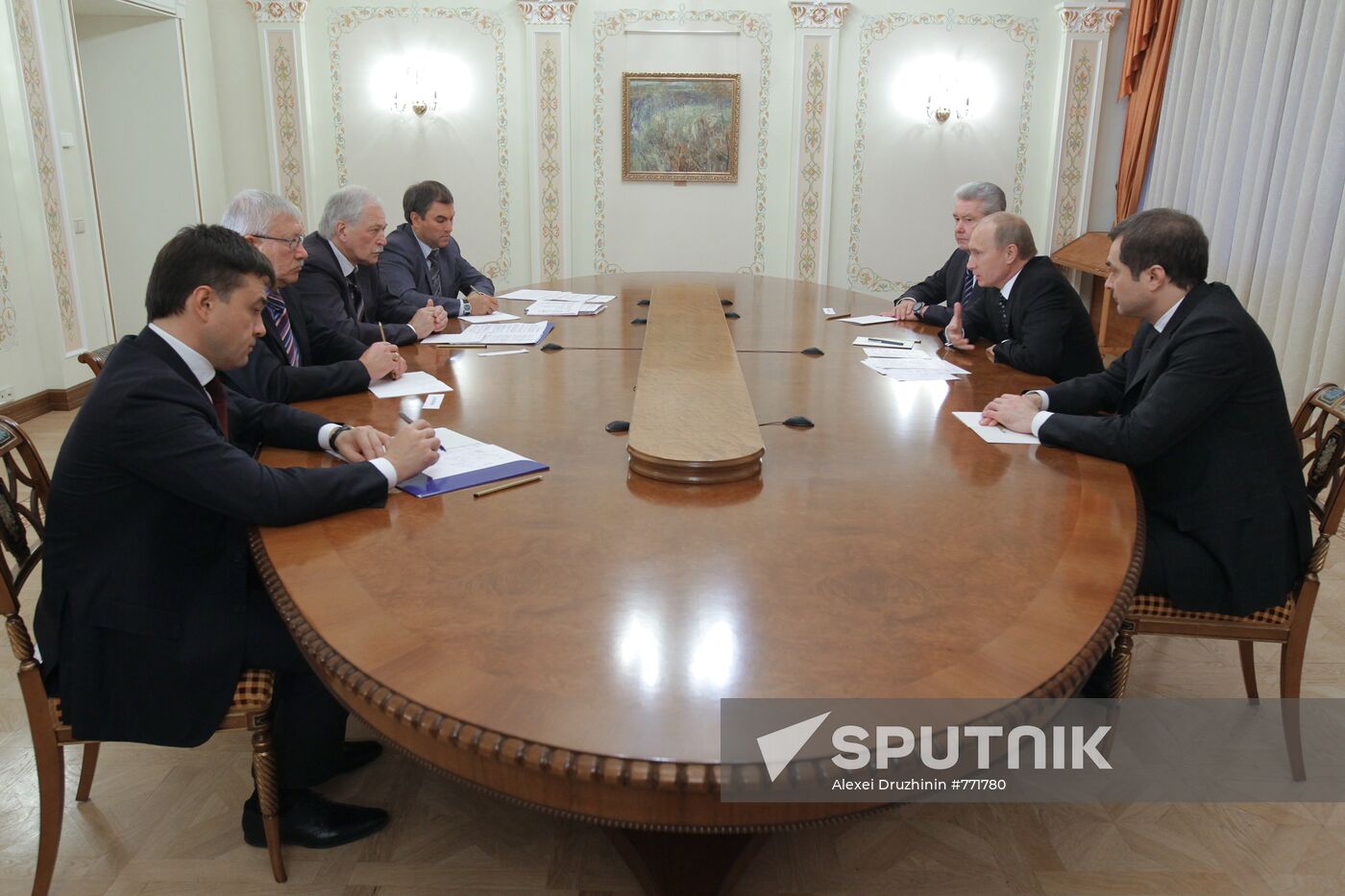Vladimir Putin meets with United Russia Party leadership