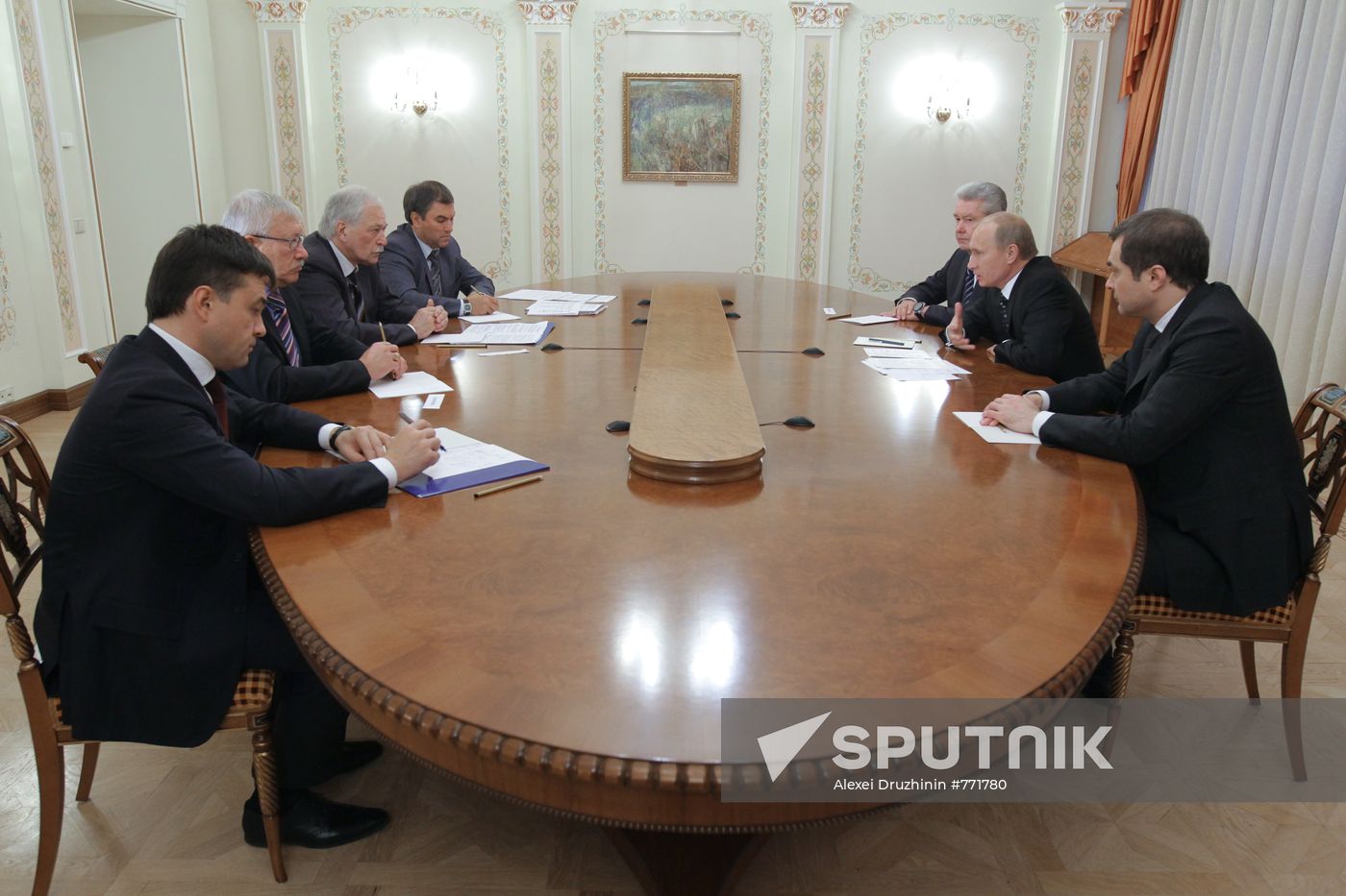 Vladimir Putin meets with United Russia Party leadership