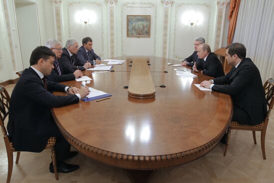 Vladimir Putin meets with United Russia Party leadership