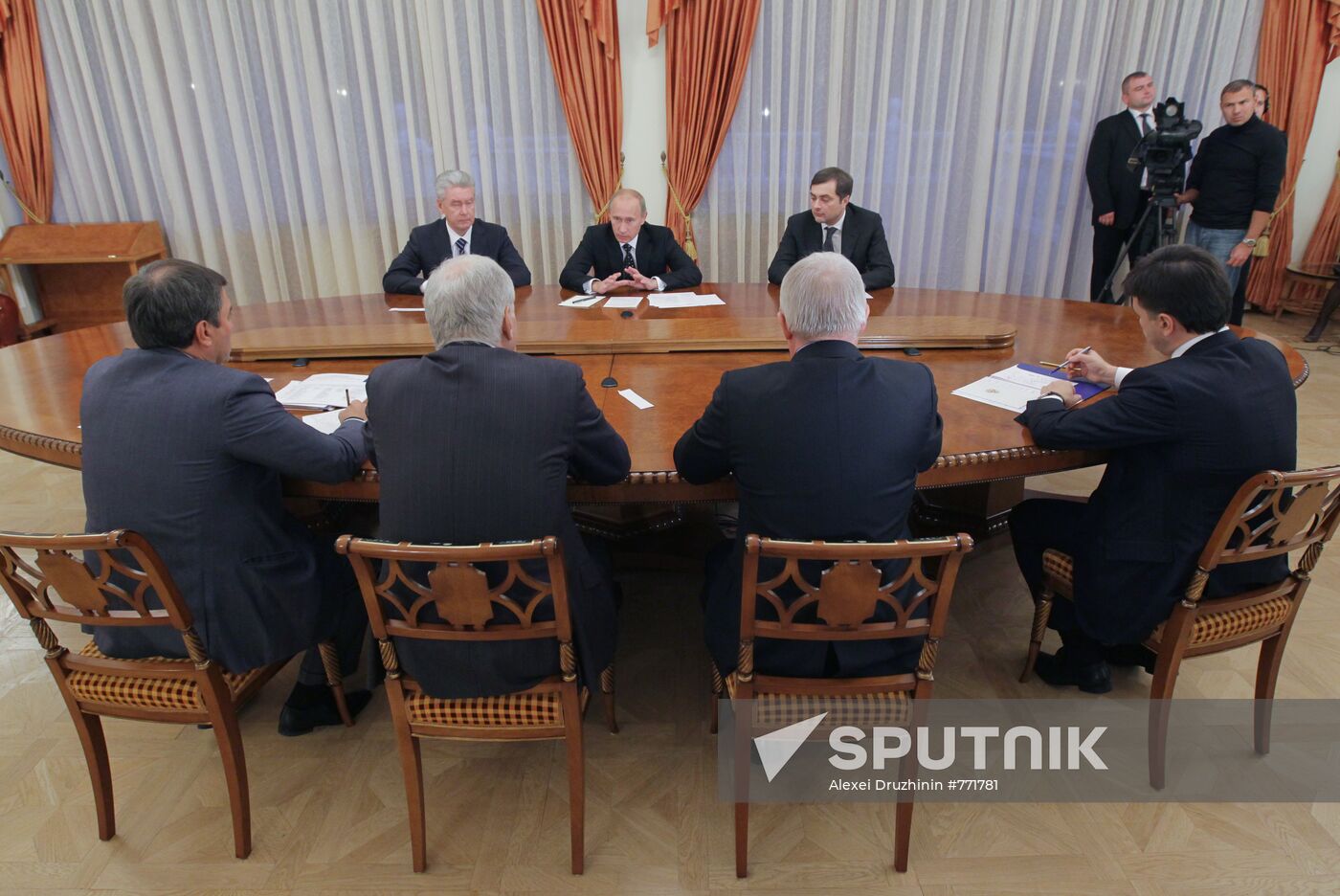 Vladimir Putin meets with United Russia party leadership