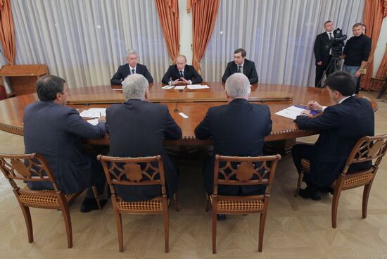 Vladimir Putin meets with United Russia party leadership