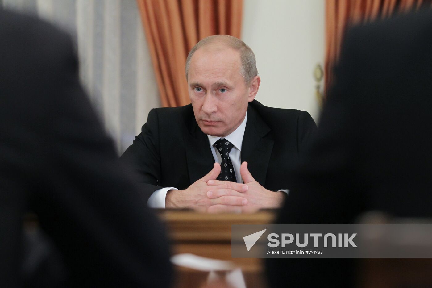 Vladimir Putin meets with United Russia party leadership