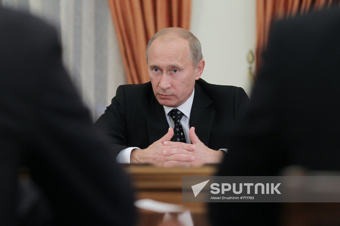 Vladimir Putin meets with United Russia party leadership