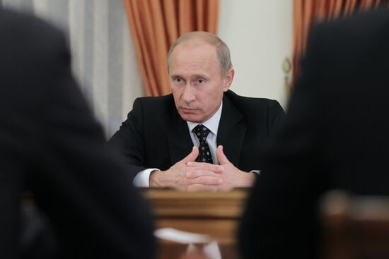 Vladimir Putin meets with United Russia party leadership