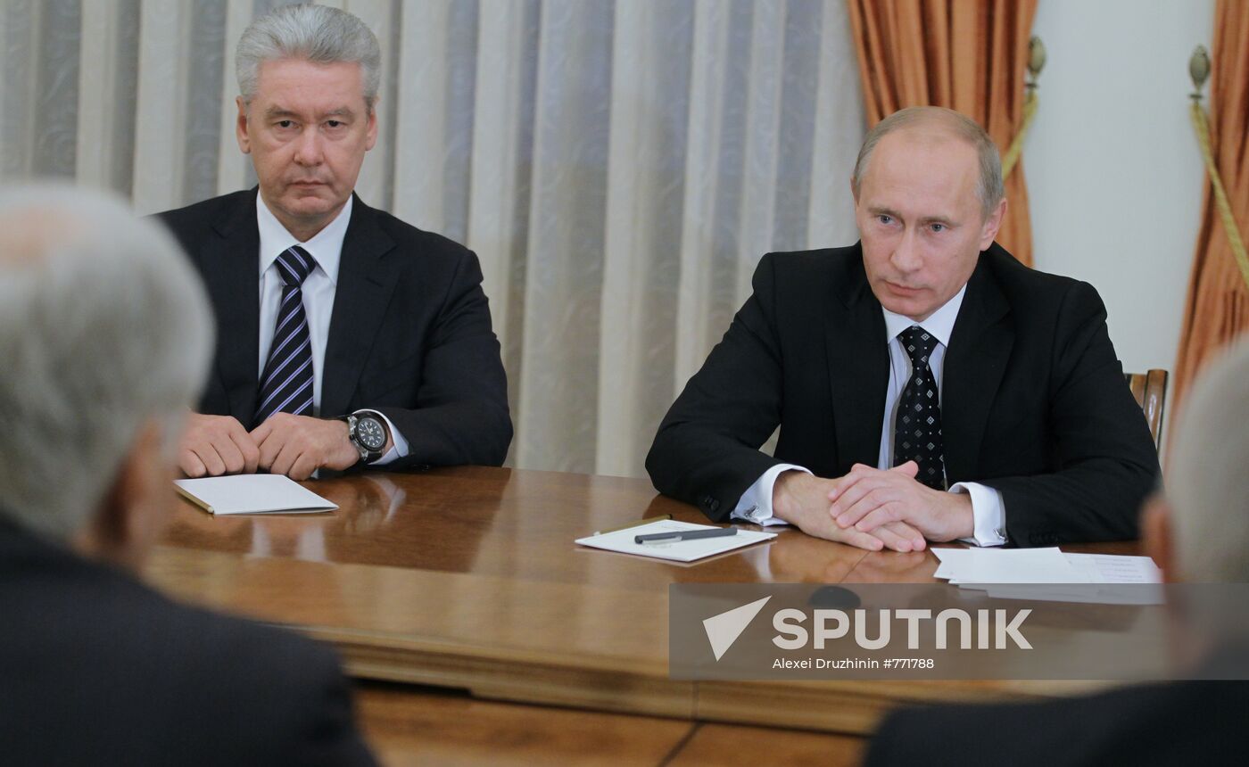 Vladimir Putin meets with United Russia Party leadership