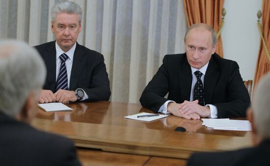 Vladimir Putin meets with United Russia Party leadership