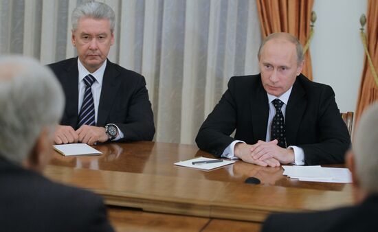 Vladimir Putin meets with United Russia Party leadership