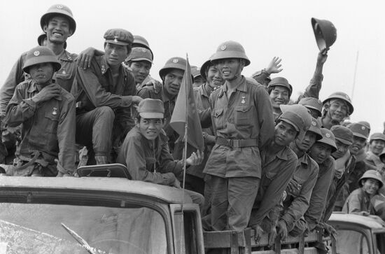 Vietnamese volunteers leave Kampuchea
