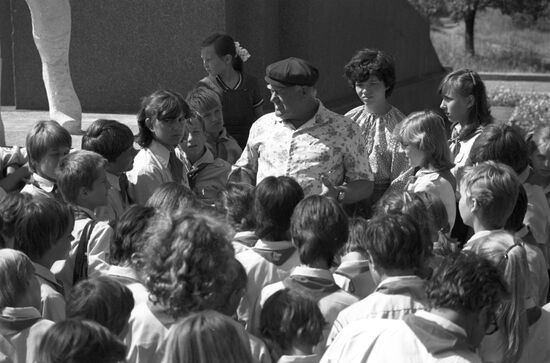 Czechoslovak pioneers on Gagarin field