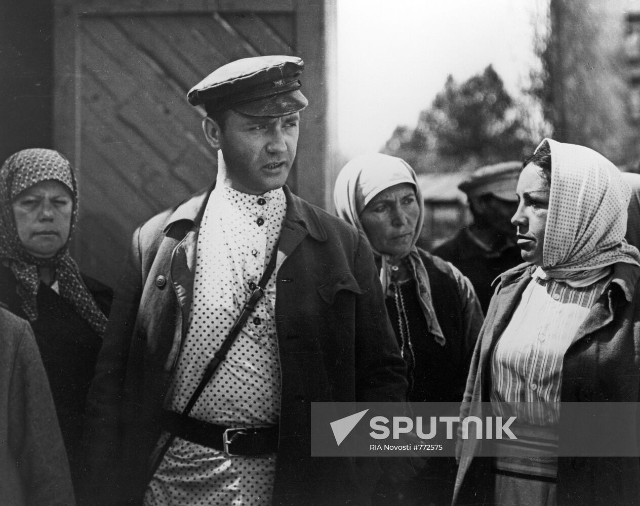 Still from film "Gori, gori, moya zvezda"