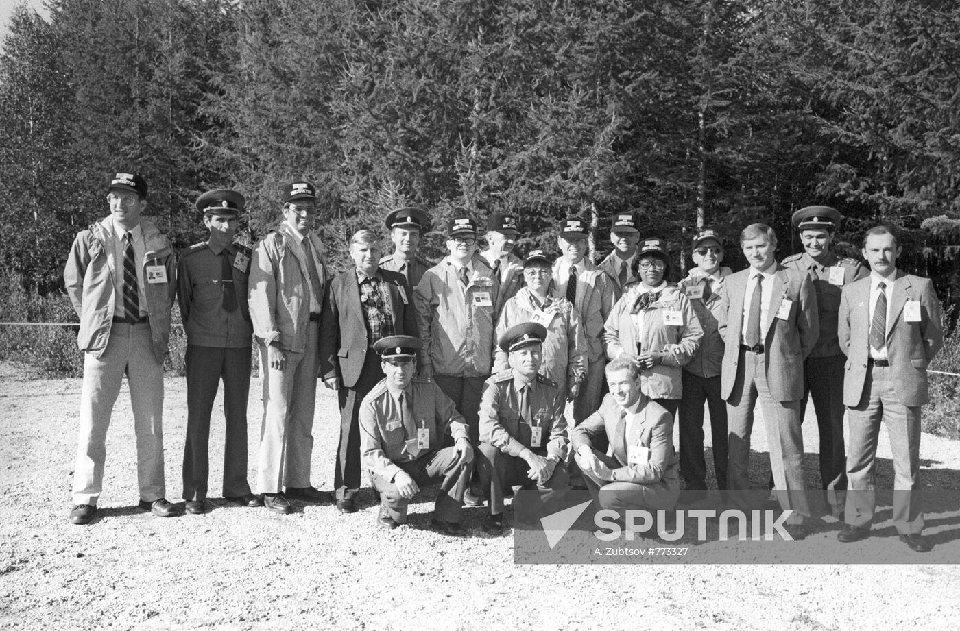 Group of Soviet and US inspectors