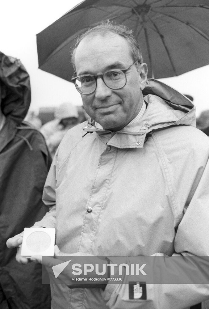 Roland Lajoie with a medal to mark SS-20 missiles destruction