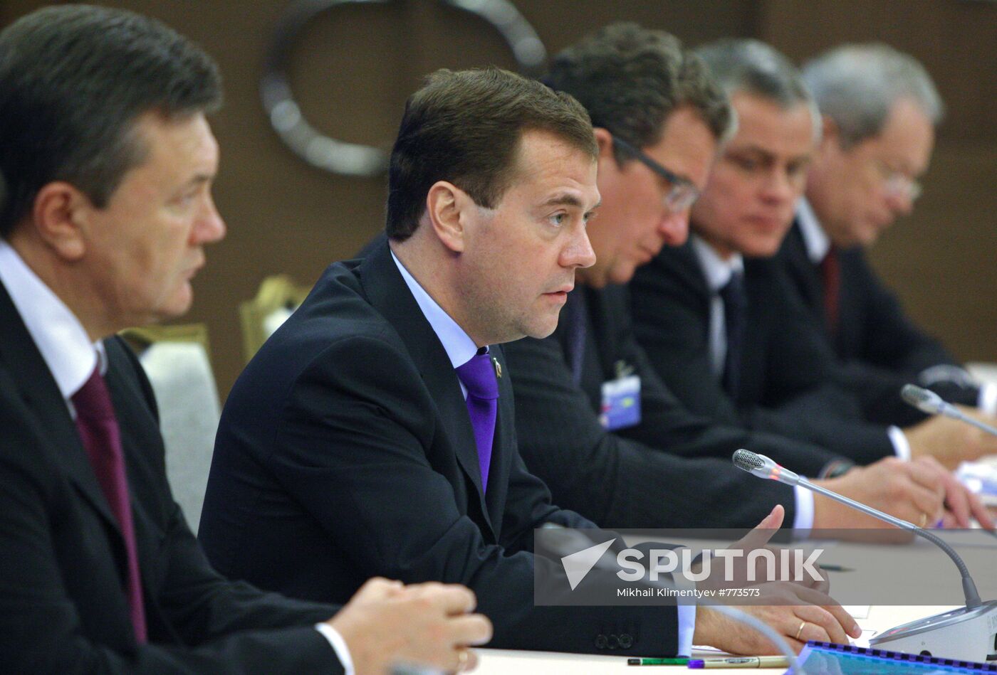 Dmitry Medvedev, Viktor Yanukovich attend Gelendzhik forum