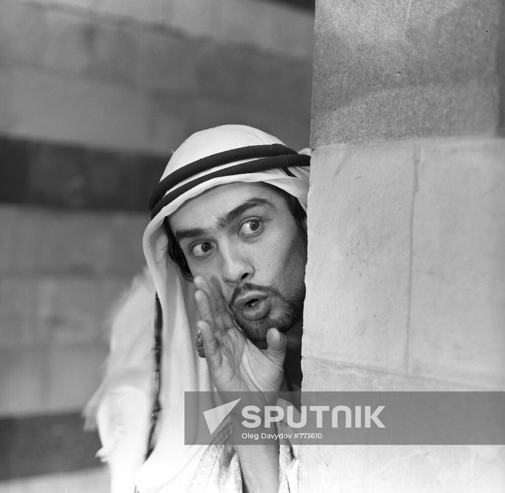 Ulegbek Muzaffarov plays the shoemaker Marouf