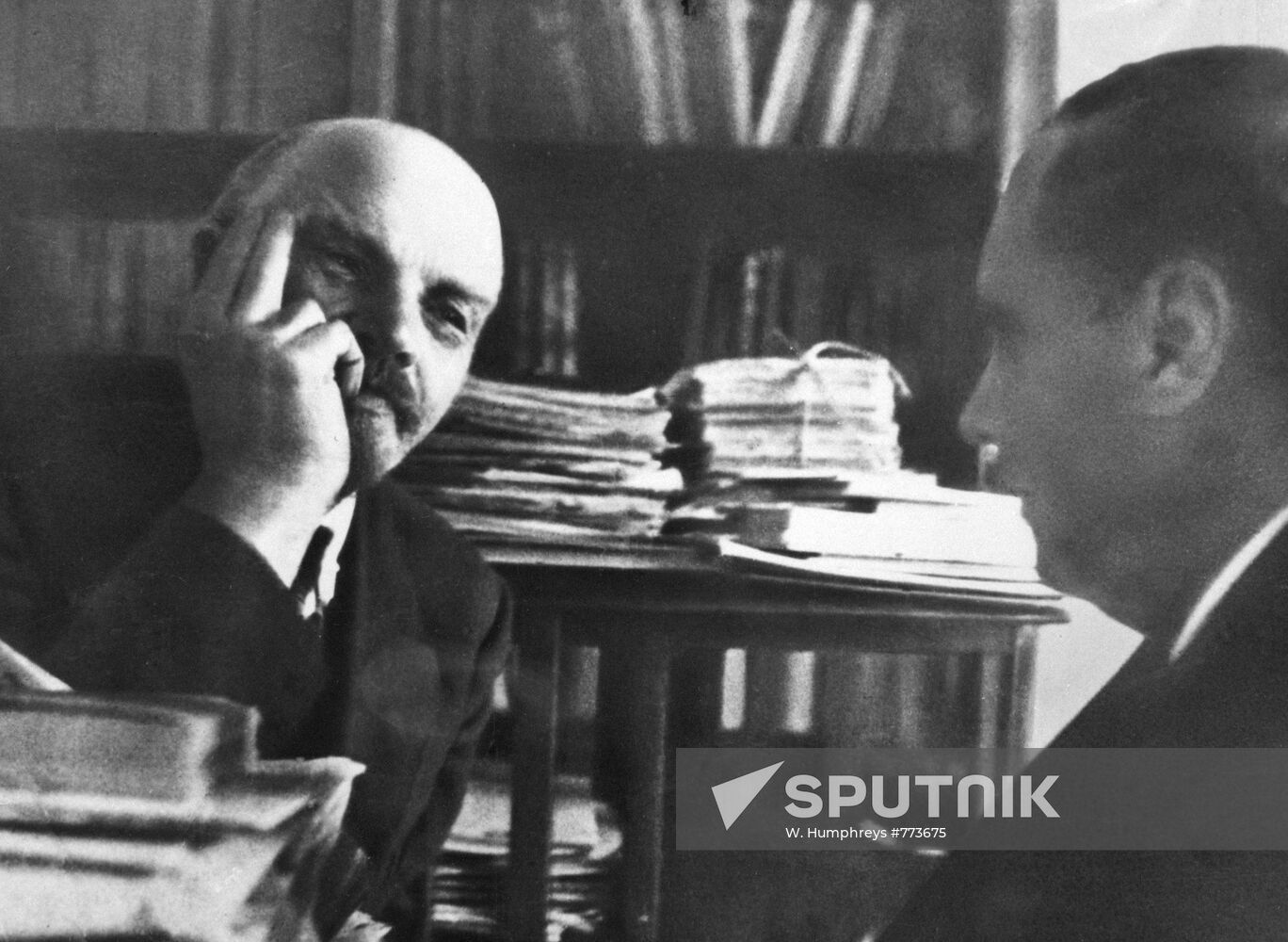 Vladimir Lenin talking to Herbert Wells. Photograph