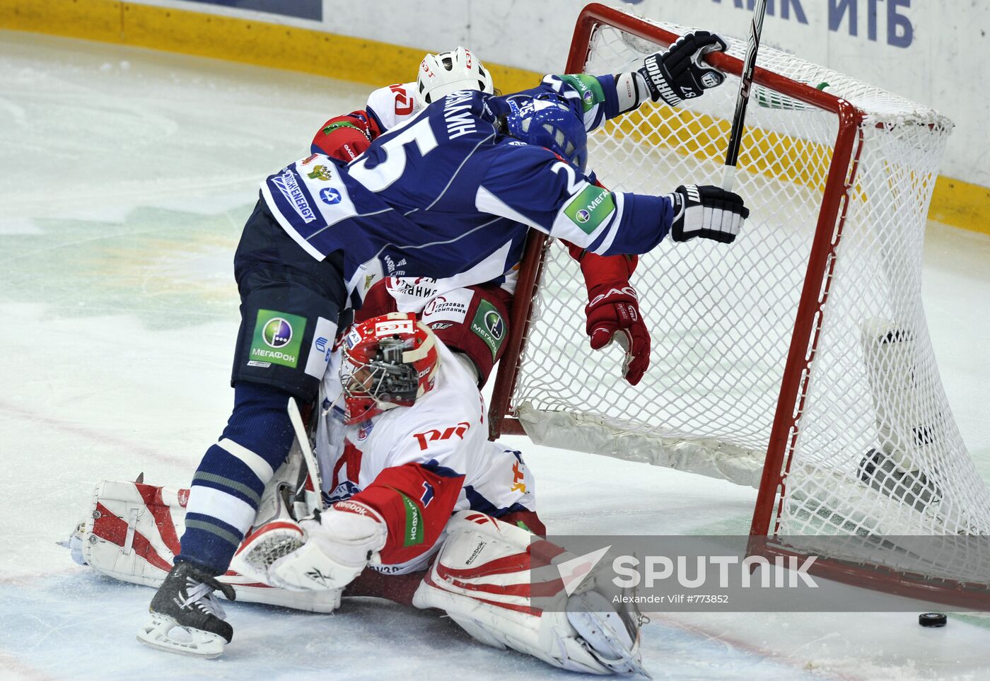 Hockey. KHL. Dinamo (Moscow) vs Lokomotiv