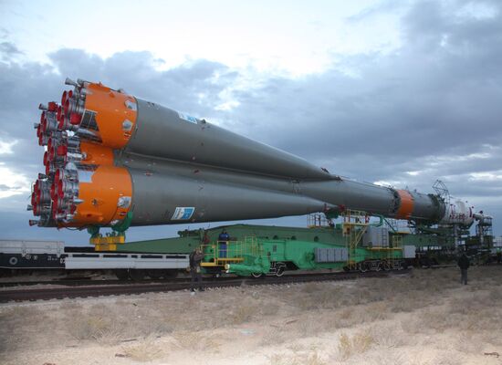 Soyuz-FG launch vehicle delivered to lauch pad