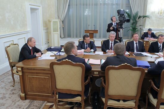 Vladimir Putin chairs Government Presidium meeting