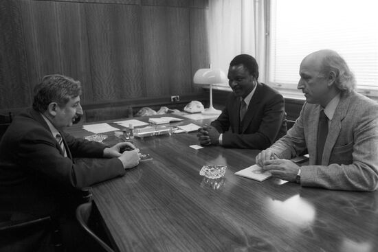 Karen Khachaturov meets with Isaac Abraham Sepetu