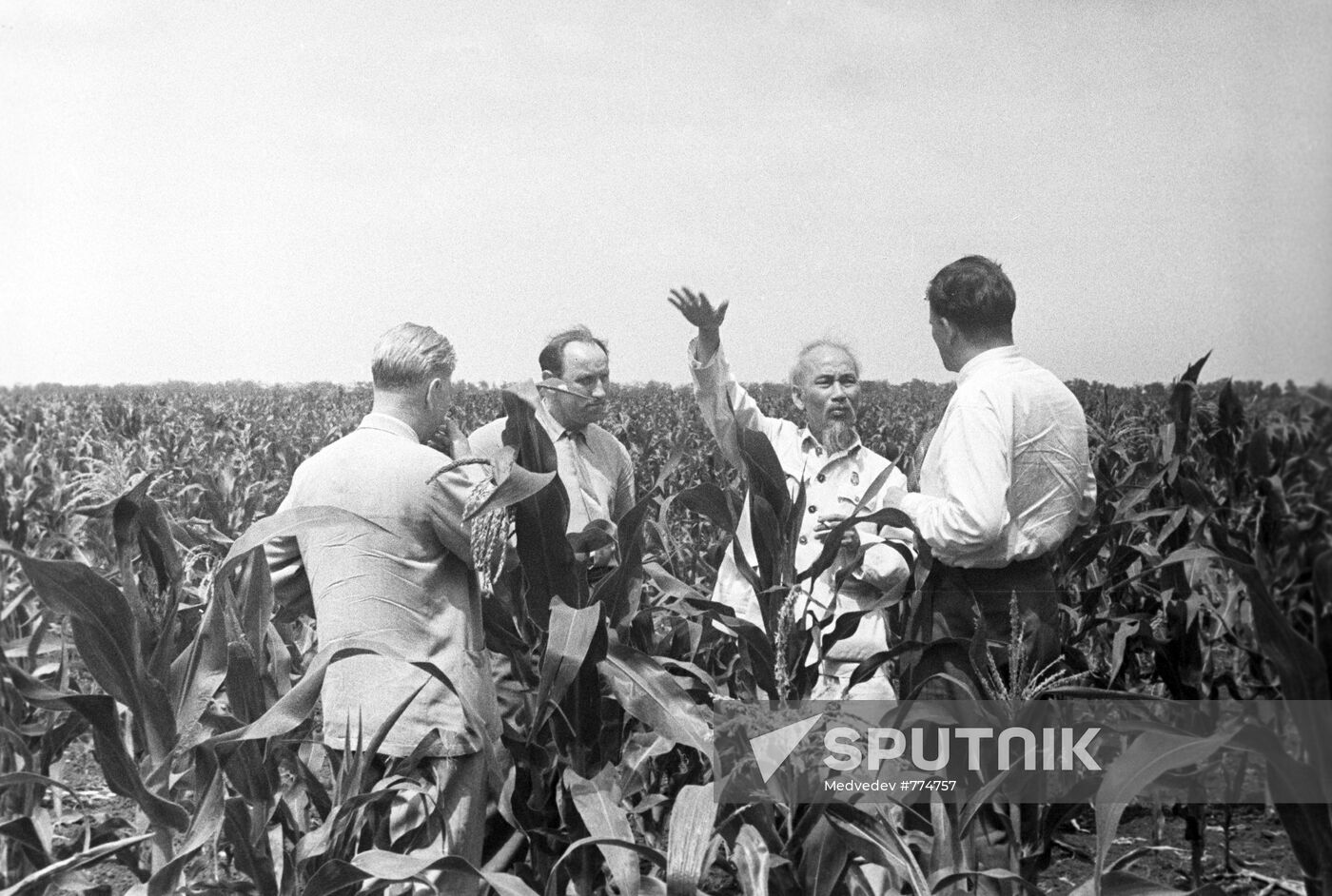 Hồ Chí Minh visits the USSR